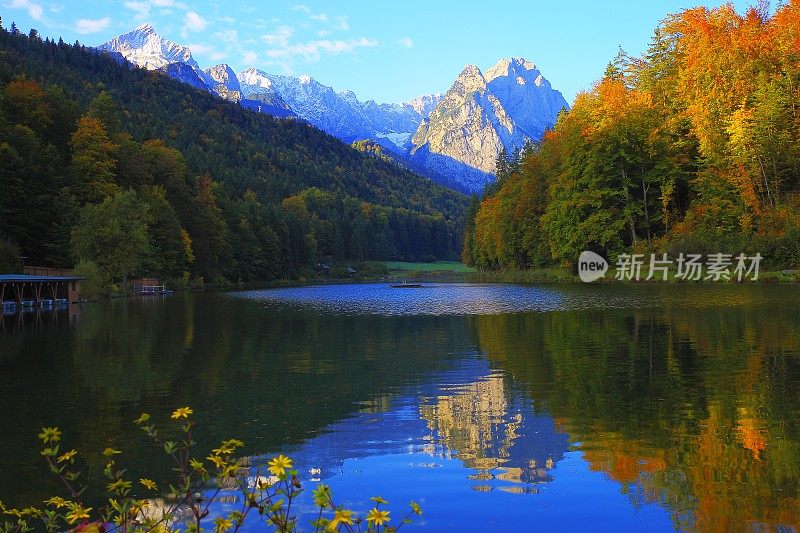 自然之美:里斯泽高山绿松石湖在金色的日出反射，与Zugspitze, Waxenstein和Alpspitze的景观-壮观的巴伐利亚阿尔卑斯山-雄伟的高山景观在秋天，雪山-加米施，巴伐利亚，德国